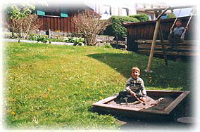 Sandkasten und Schaukel f�r die Kinder